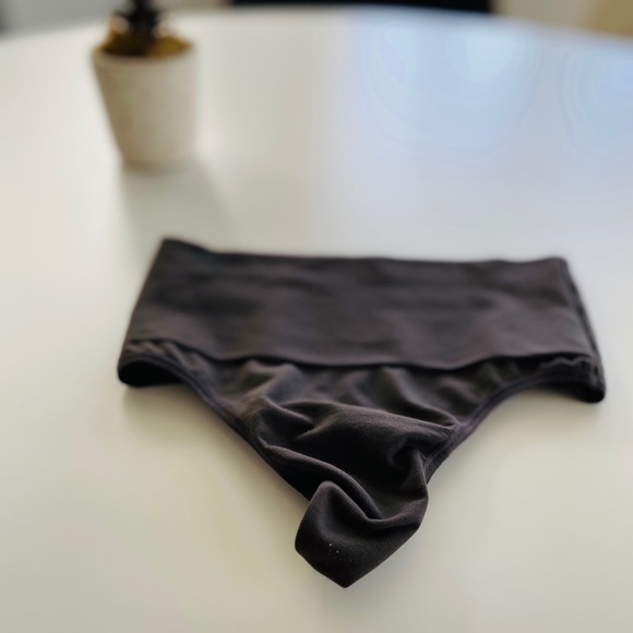 Skims Butter Collection Smoothing Thong - Picture 3 of 3